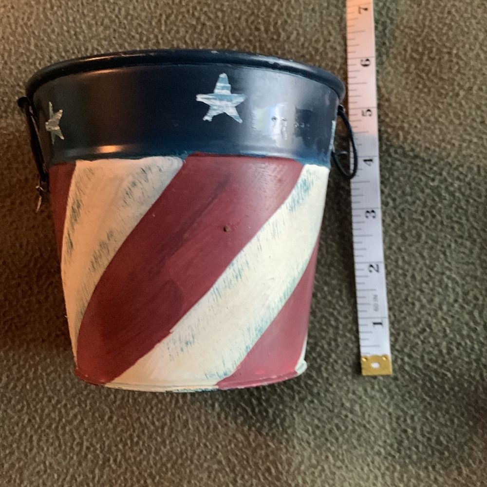 Set of 2 rustic Patriotic metal containers.  Approx 8 1/2” x 5” and 4 1/2” x 5” - Picture 6 of 9